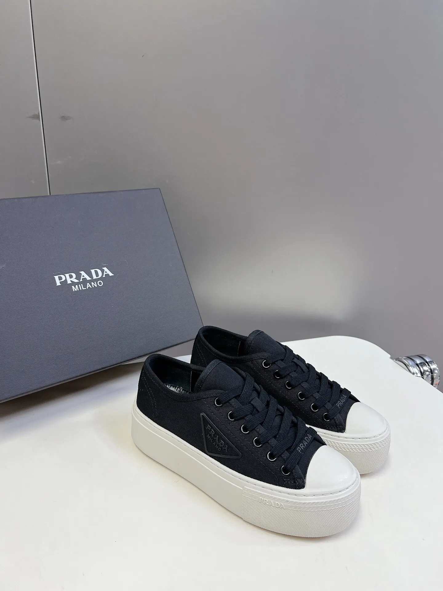👟👟Ex-factory price 480👟👟 Prada canvas shoes, the latest black technology in technical canvas. After a few years, Prada has brought us beautiful biscuit shoes again. A must-have item that fashionistas must not miss. There are no complicated decorations, and the texture is very vintage. The purity and minimalism are neat and poetic. The latest canvas adds a casual touch.  Upper: original technical canvas. Short foot pad: sheepskin. Outsole: Eva ultra-light foam. Outsole height 4CM. Size: #35-41 (customized for 40 units, non-refundable).